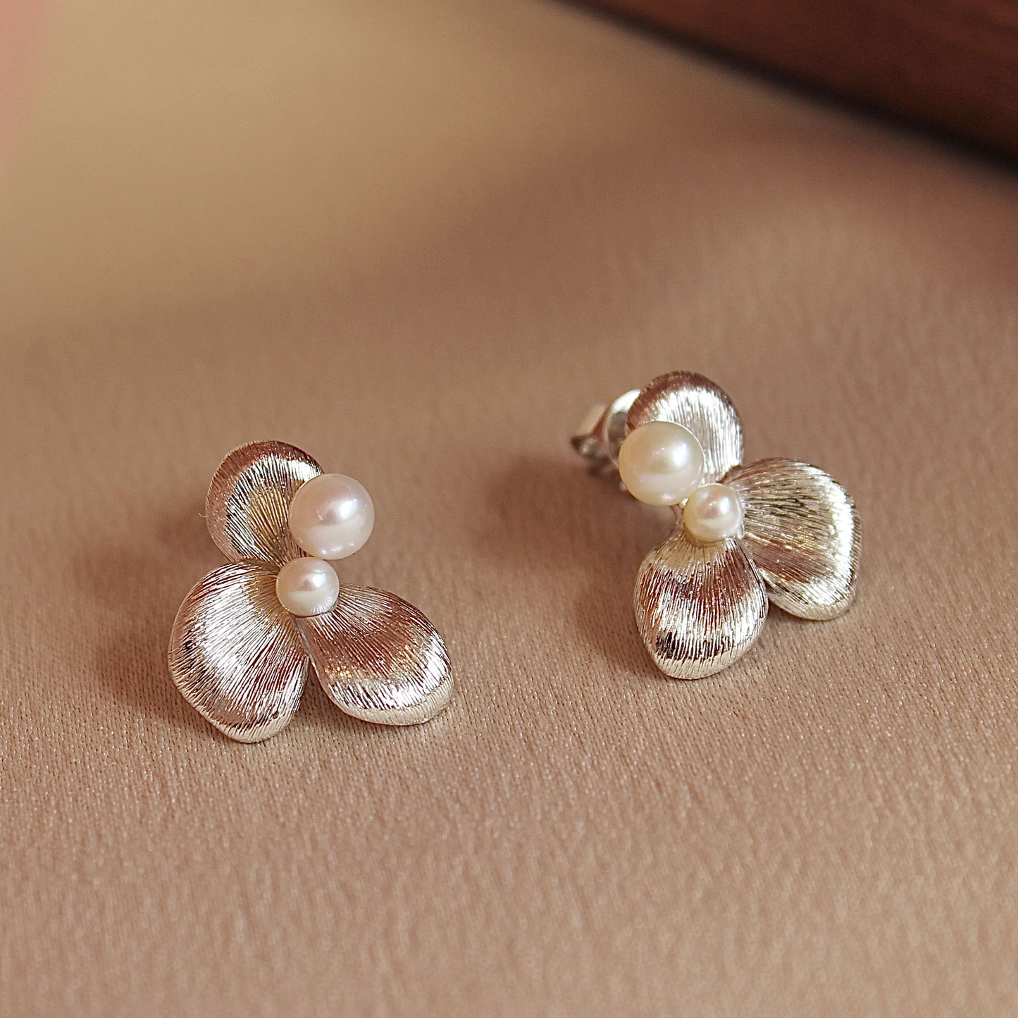 Silk-Drawn Petals Pearl Earrings, Silver Version
