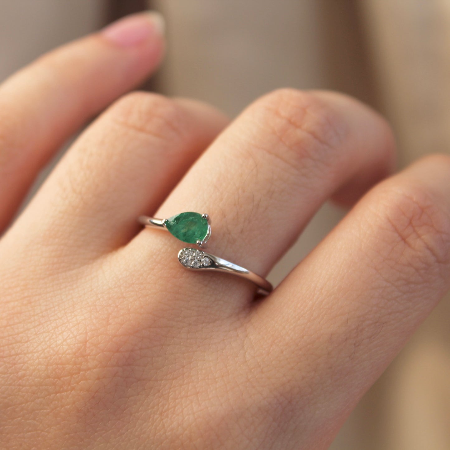 Hug Natural Emerald Open Ring