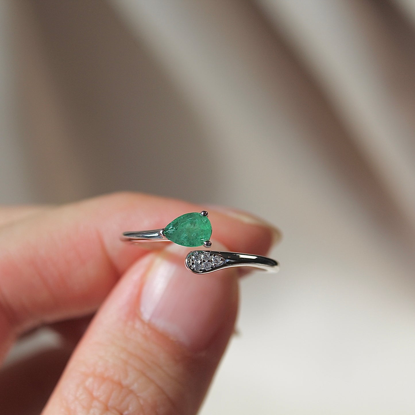 Hug Natural Emerald Open Ring