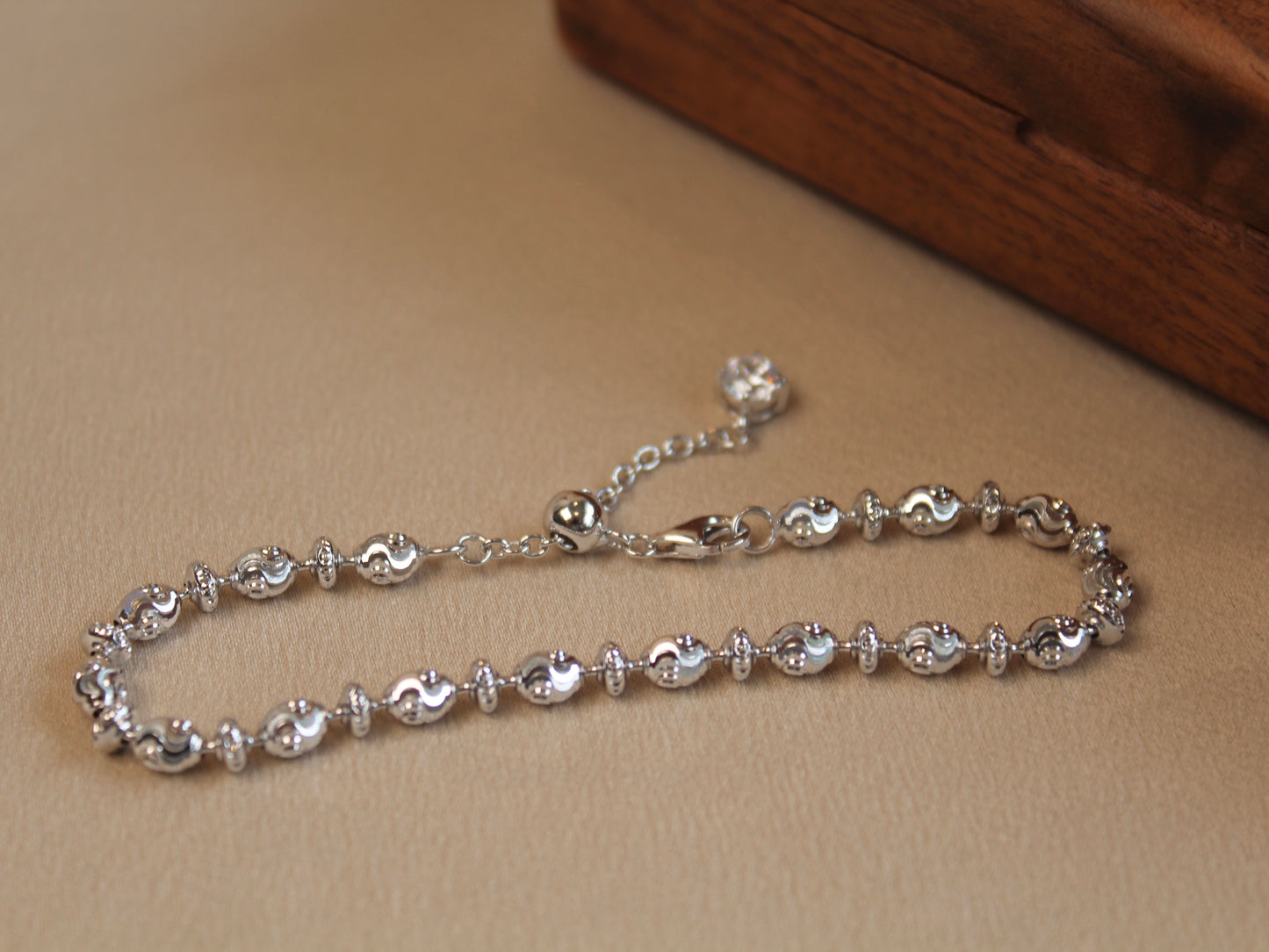 Sparkling Olive Bead Bracelet 波纹橄榄珠