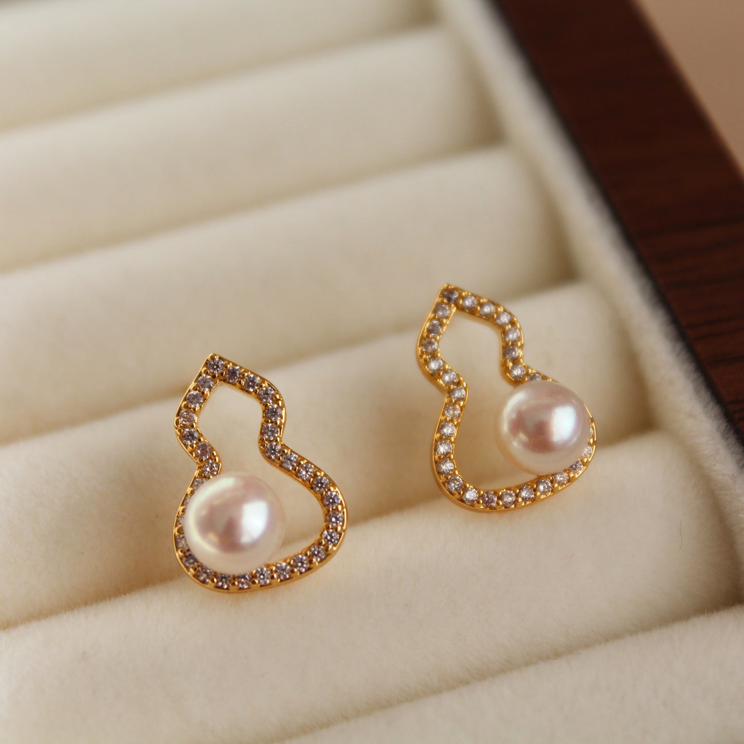 Hulu Blessing Pearl Stud Earrings