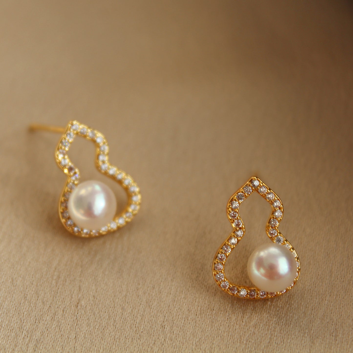 Hulu Blessing Pearl Stud Earrings