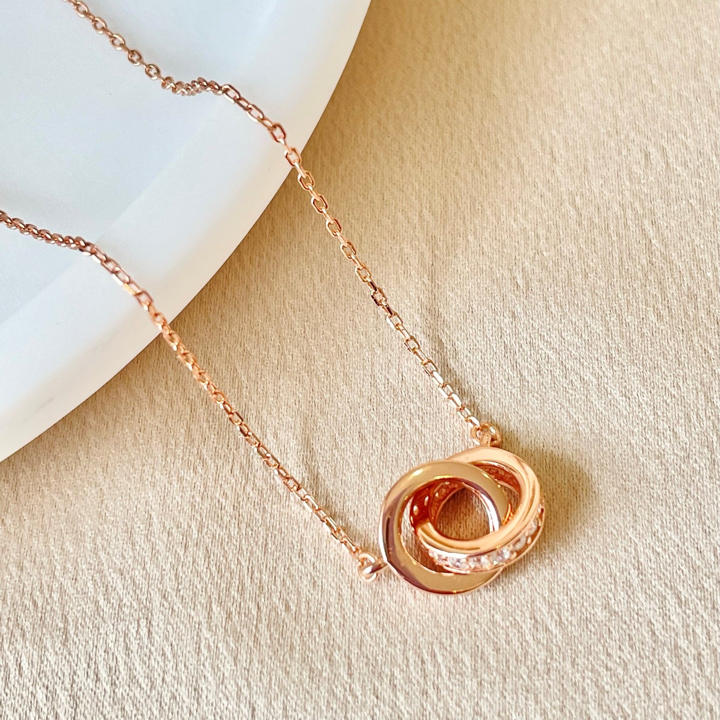 Classic Linked Double Circle Rose Gold Necklace